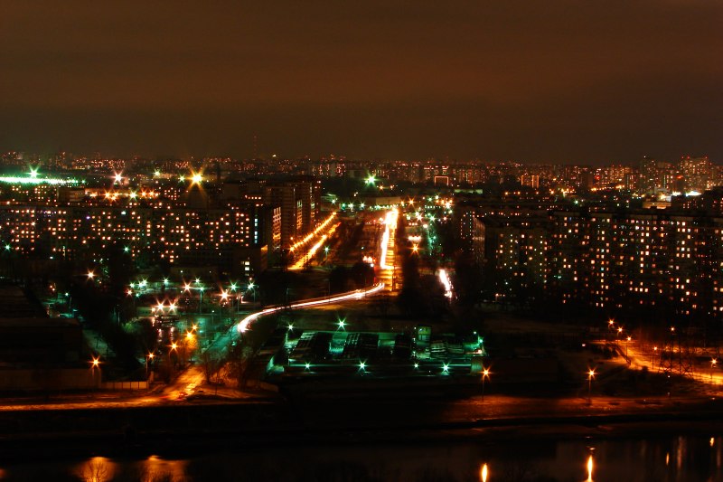 Streichen Sie die Stadt bei Nacht