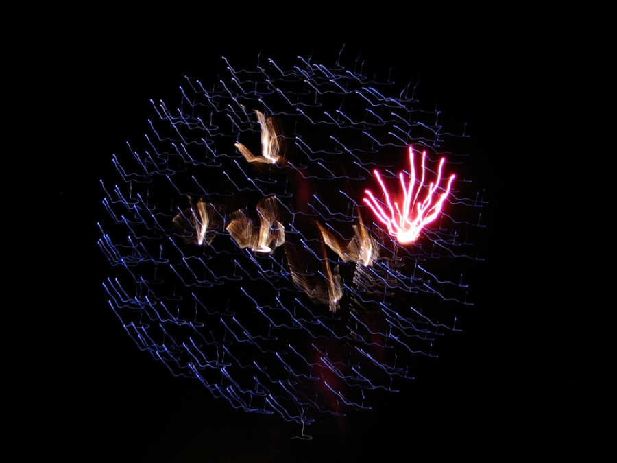 Fireworks. Fire Vögel in Gefangenschaft in blau Würmer