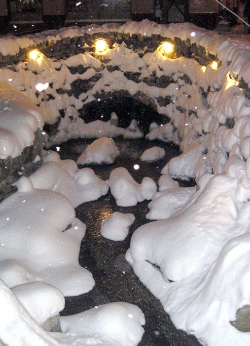 Fließender Strom unter den Lichtern