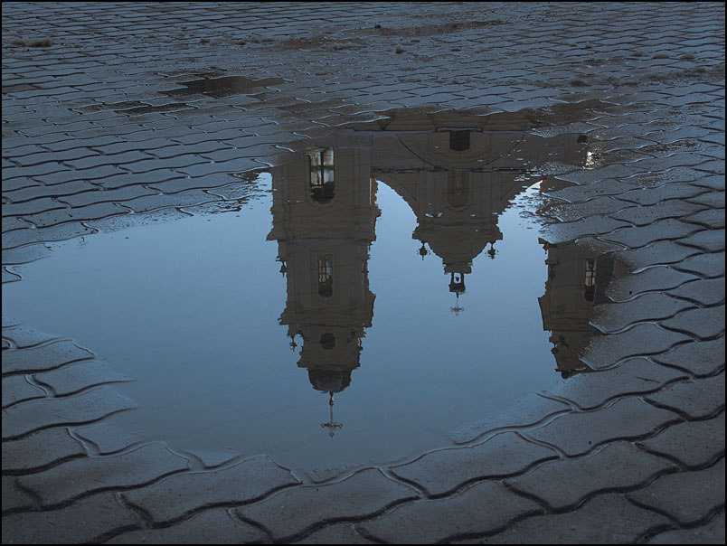 Puddle der Nähe des Rathauses