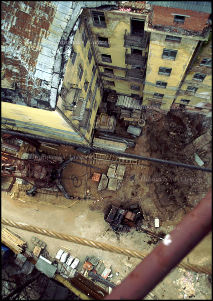 Mit einem Boom Kran.