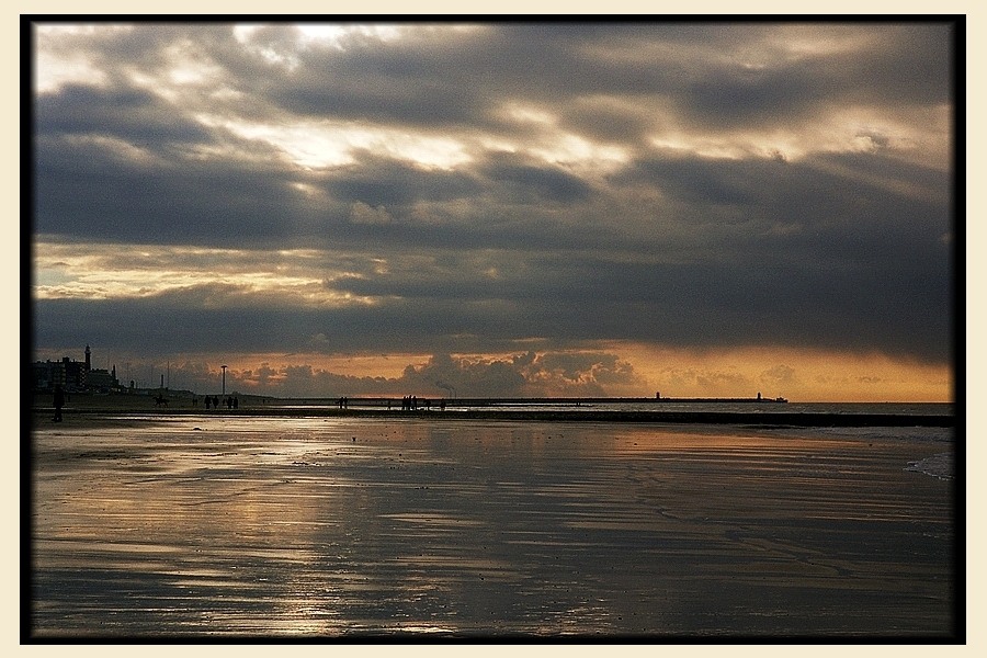 An der Grenze der Niederlande Nordsee (der allgemeine Plan, mit einem dramatischen Sonnenuntergang)