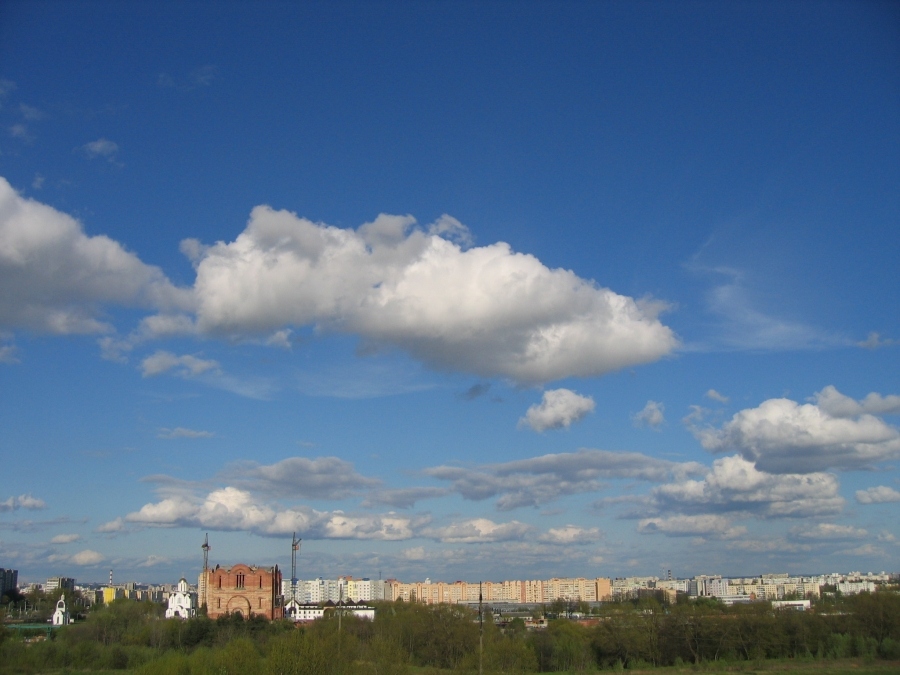 Kontrast und die Schönheit der Gegensätze (Himmel und Erde) in der Stadt