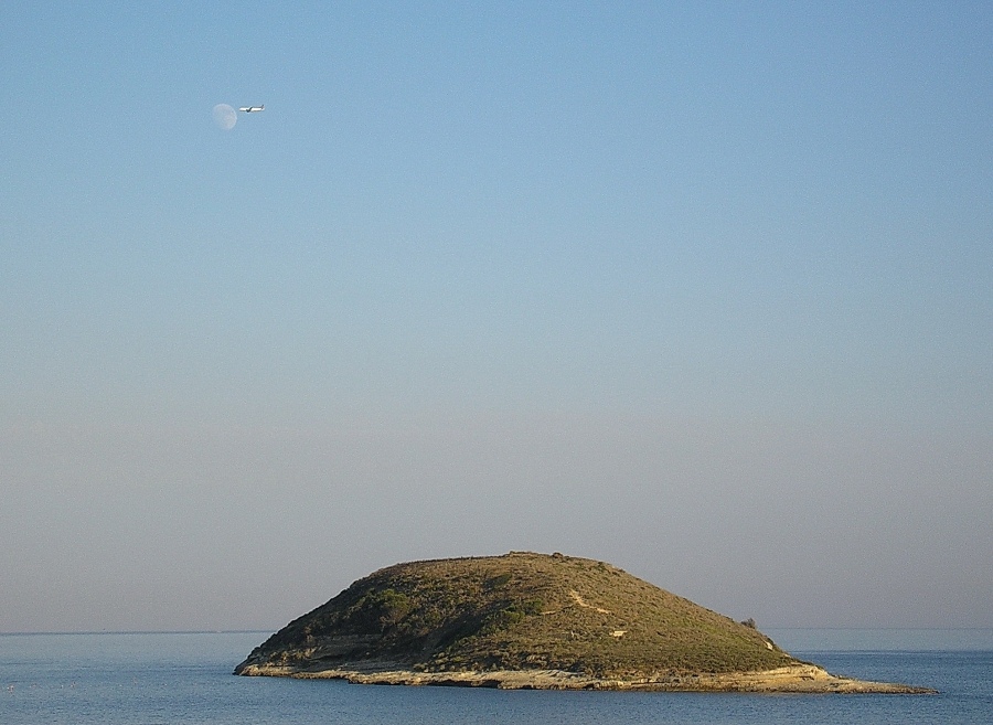 Island, das Flugzeug und der Mond