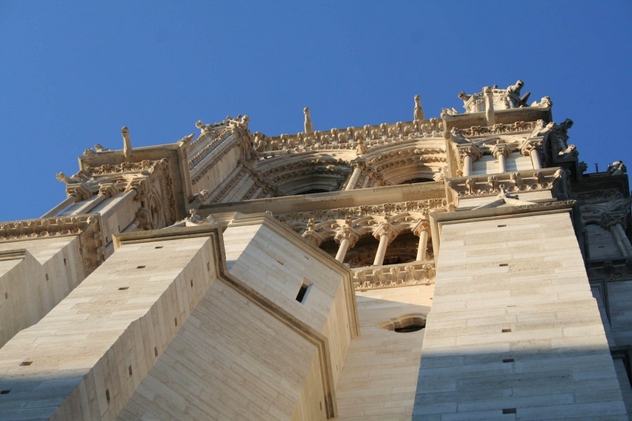 wenn in der Morgensonne schafft einen Schatten auf den Wänden von Notre Dame