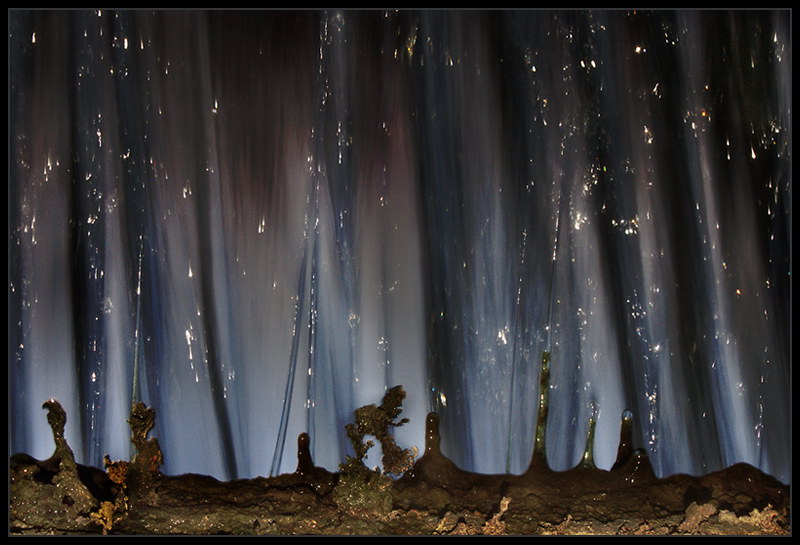 Spaziergang unter einem Wasserfall