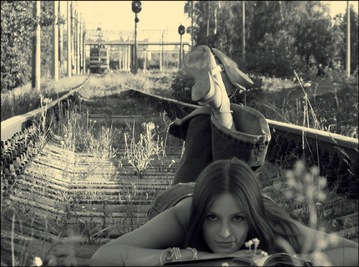 Zug. Schienen. Mädchen.