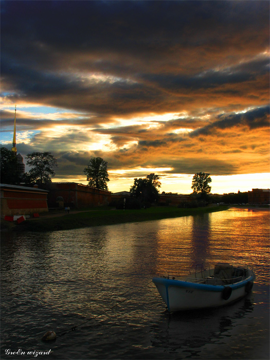 Im Wasser spiegelt ruhig, stand schwankend schläfrig ...