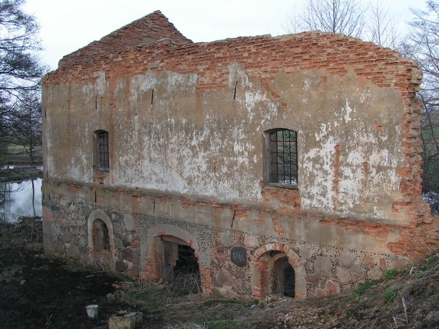 Die Ruinen einer Wassermühle