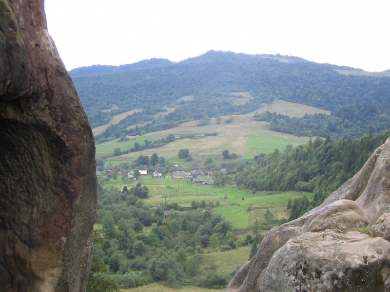 Mit Blick auf das Dorf