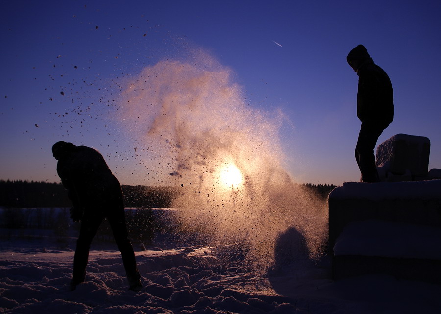 Jungen in den Krieg gespielt