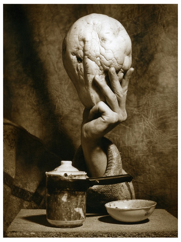 tief in Gedanken bei einer Tasse sauer ...