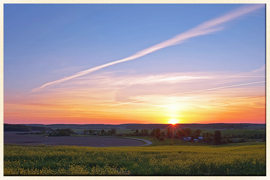 Sonnenuntergang über dem Dorf