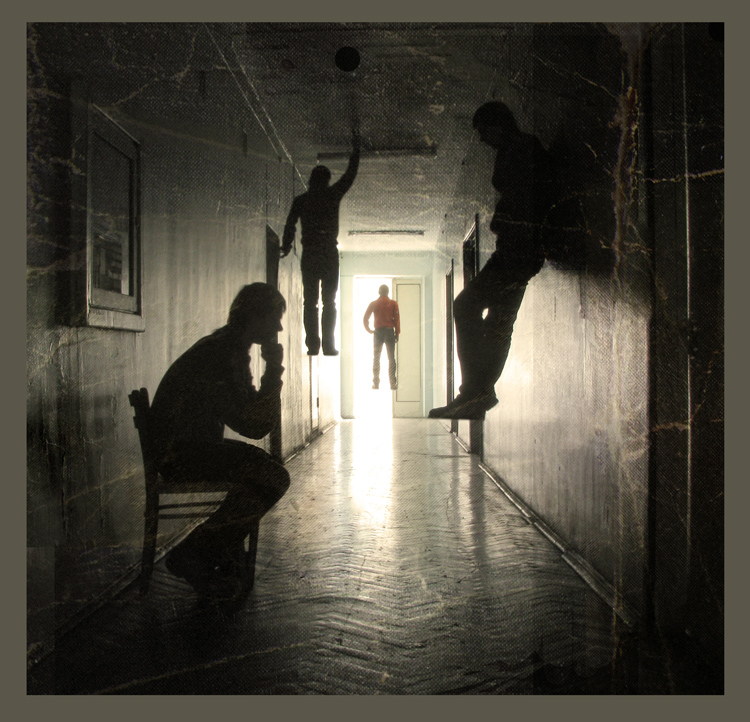 Sitzen in einem einsamen Gang Gedanken fliegen zum Licht