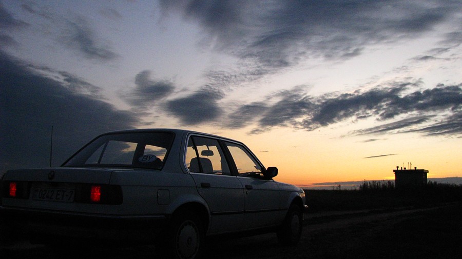 Wir fahren bei Sonnenuntergang ...