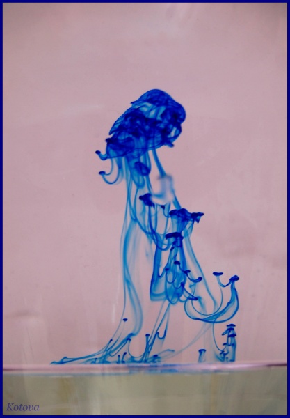 Das Mädchen ging um Wasser zu holen ...