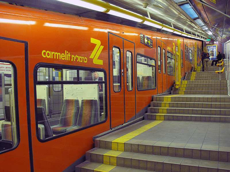 Metro. Station "Masada". Zug