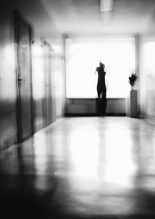 Blumen und tanzen vor dem Fenster