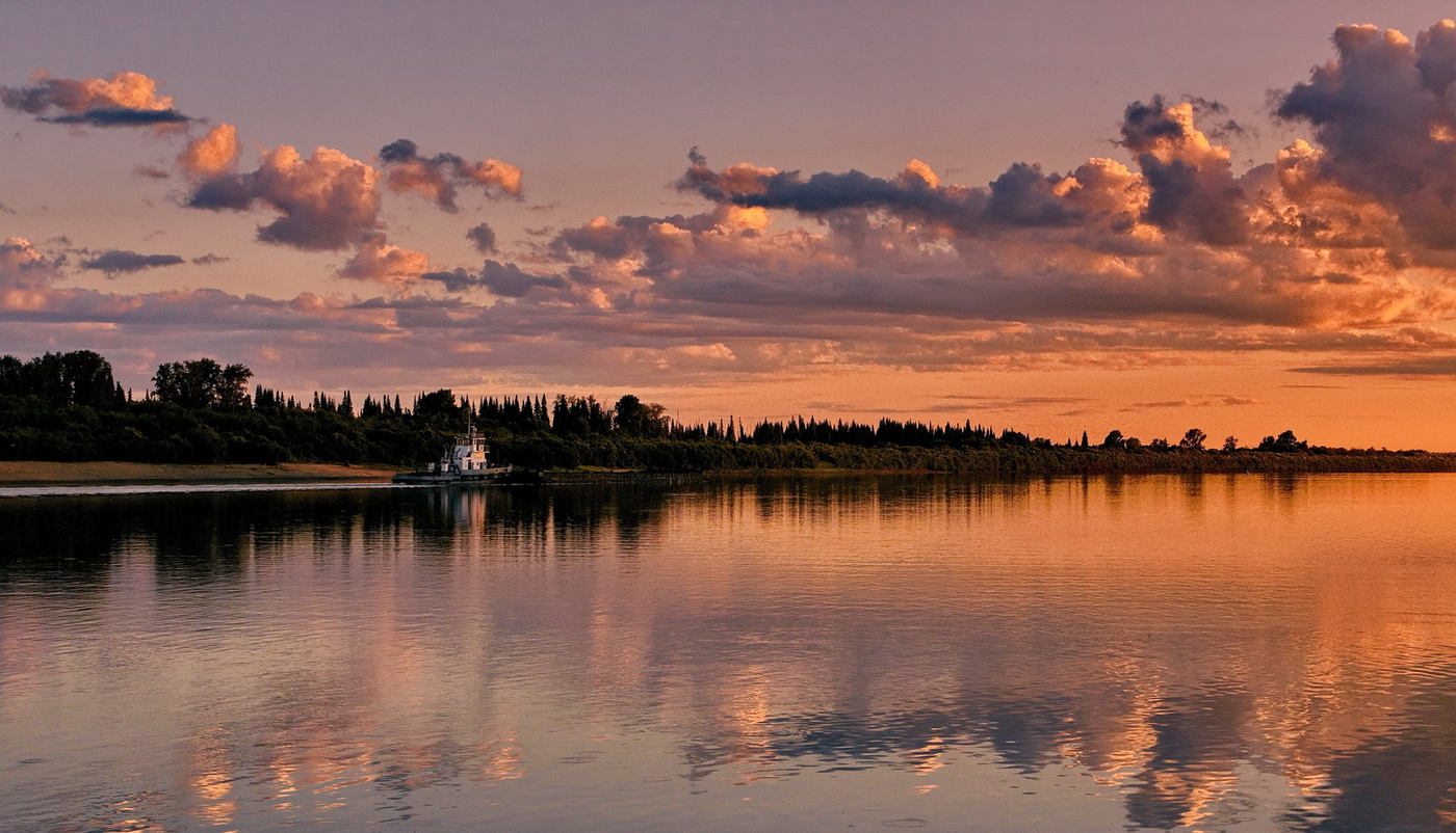 Sonnenuntergang über einem Fluss.