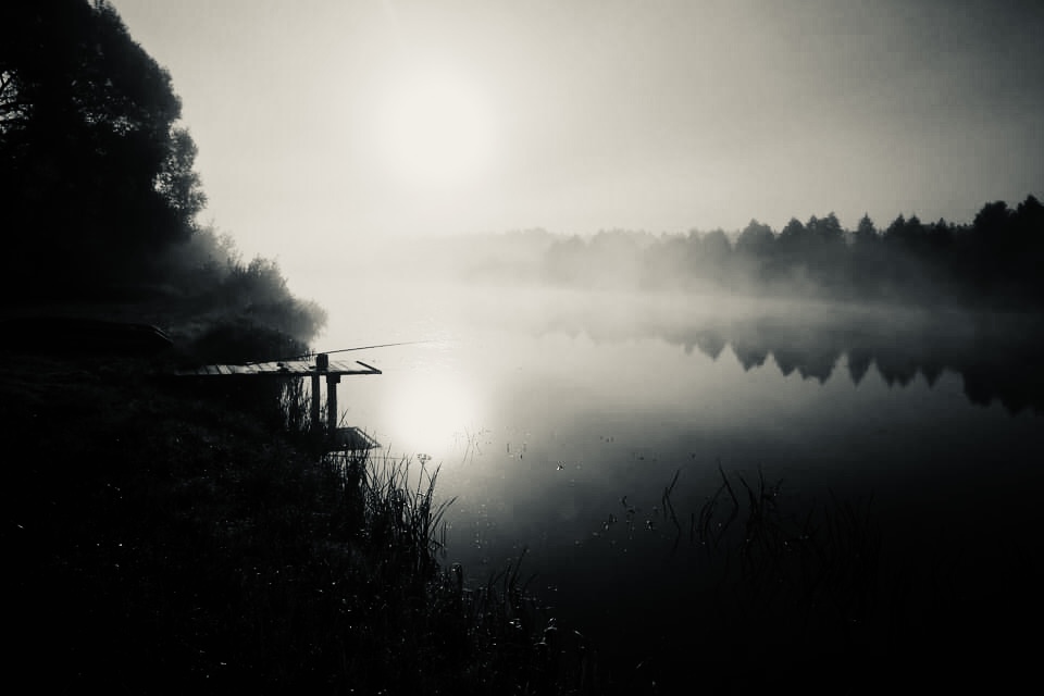 Nebel über dem Fluss