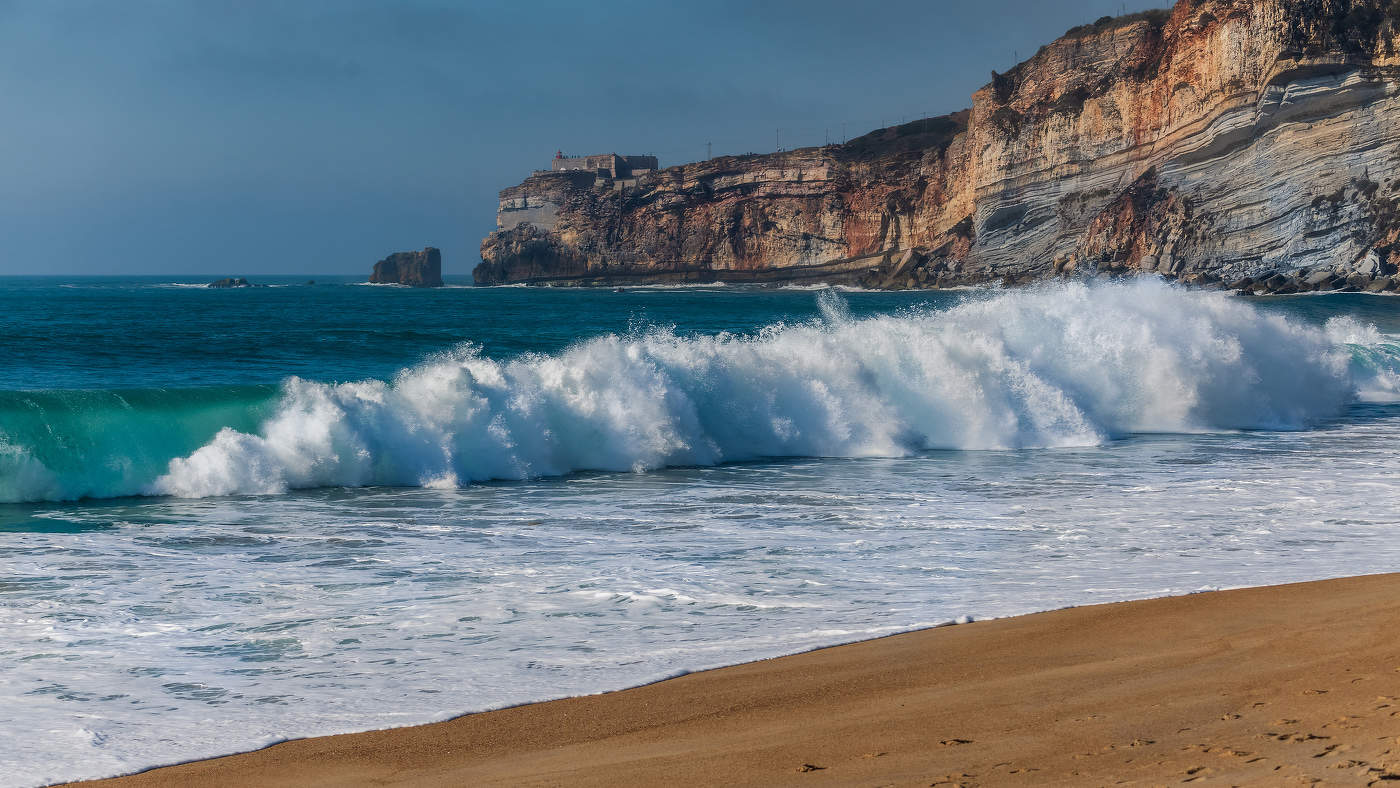 Panorámica del castillo y playa de Nazaré-Portugal