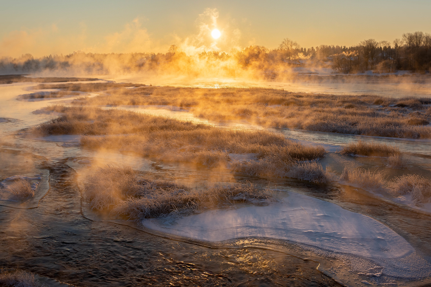 Sonnenaufgang über dem Fluss