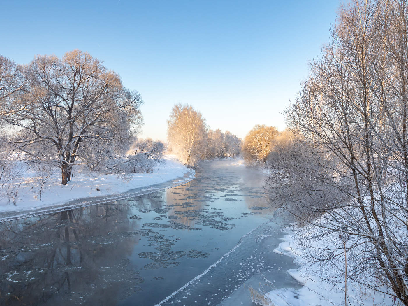 Wandern Sie entlang des Flusses