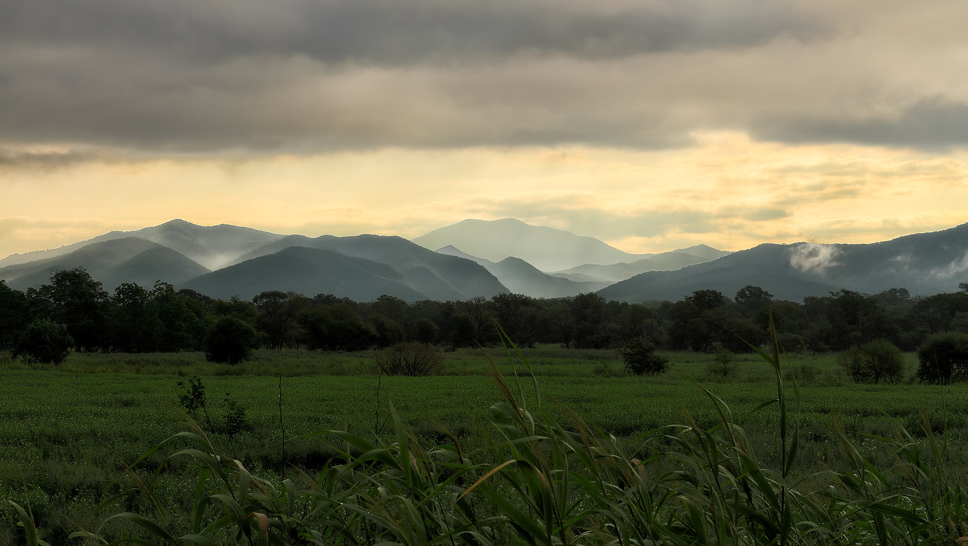 Morgendämmerung in den Bergen