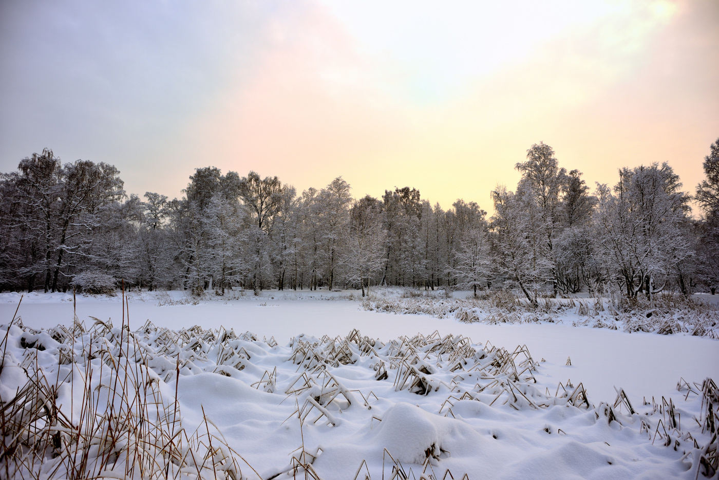 Sonnenaufgang über dem Fluss