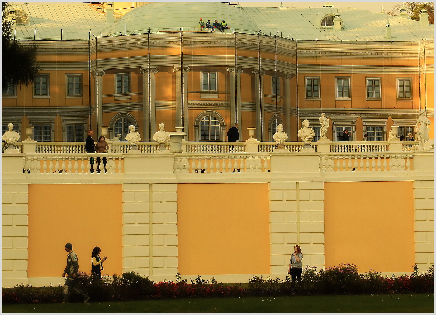 Menschen und Schaufensterpuppen