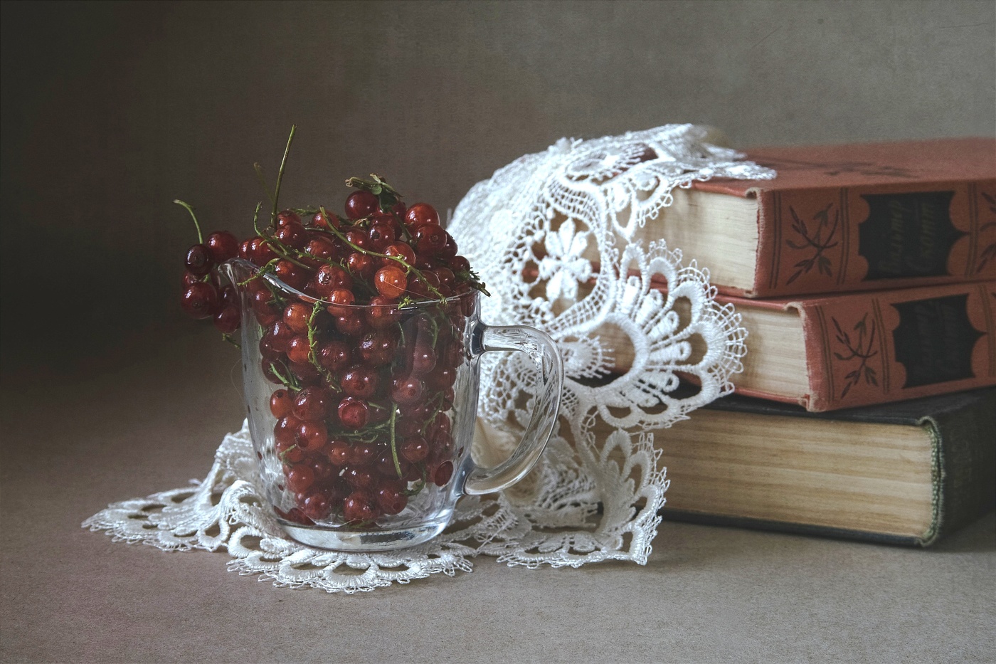 Mit roten Johannisbeeren