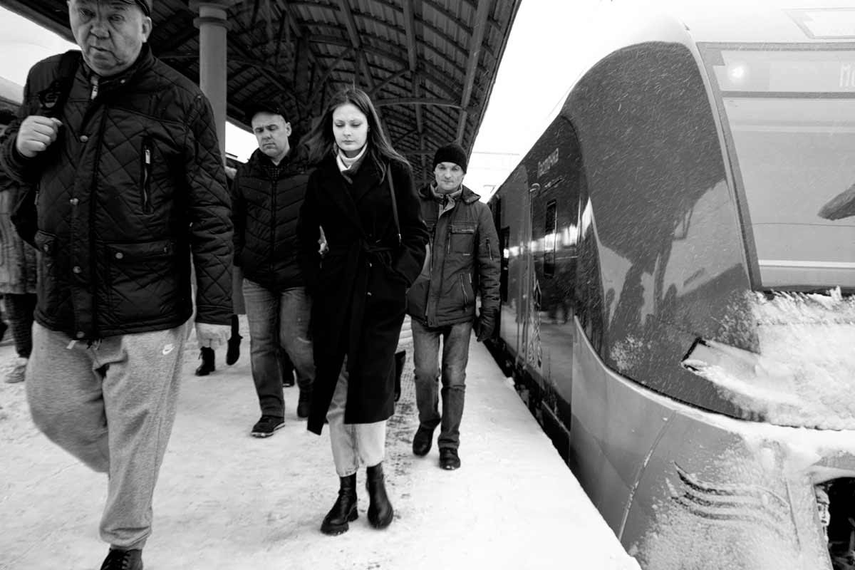 Jetzt fliegen kleine Vogel