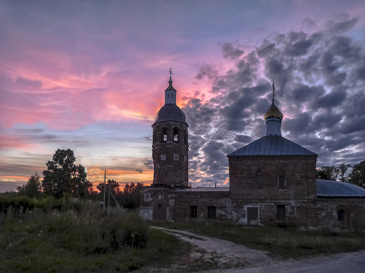 Sonnenuntergang über einem Tempel