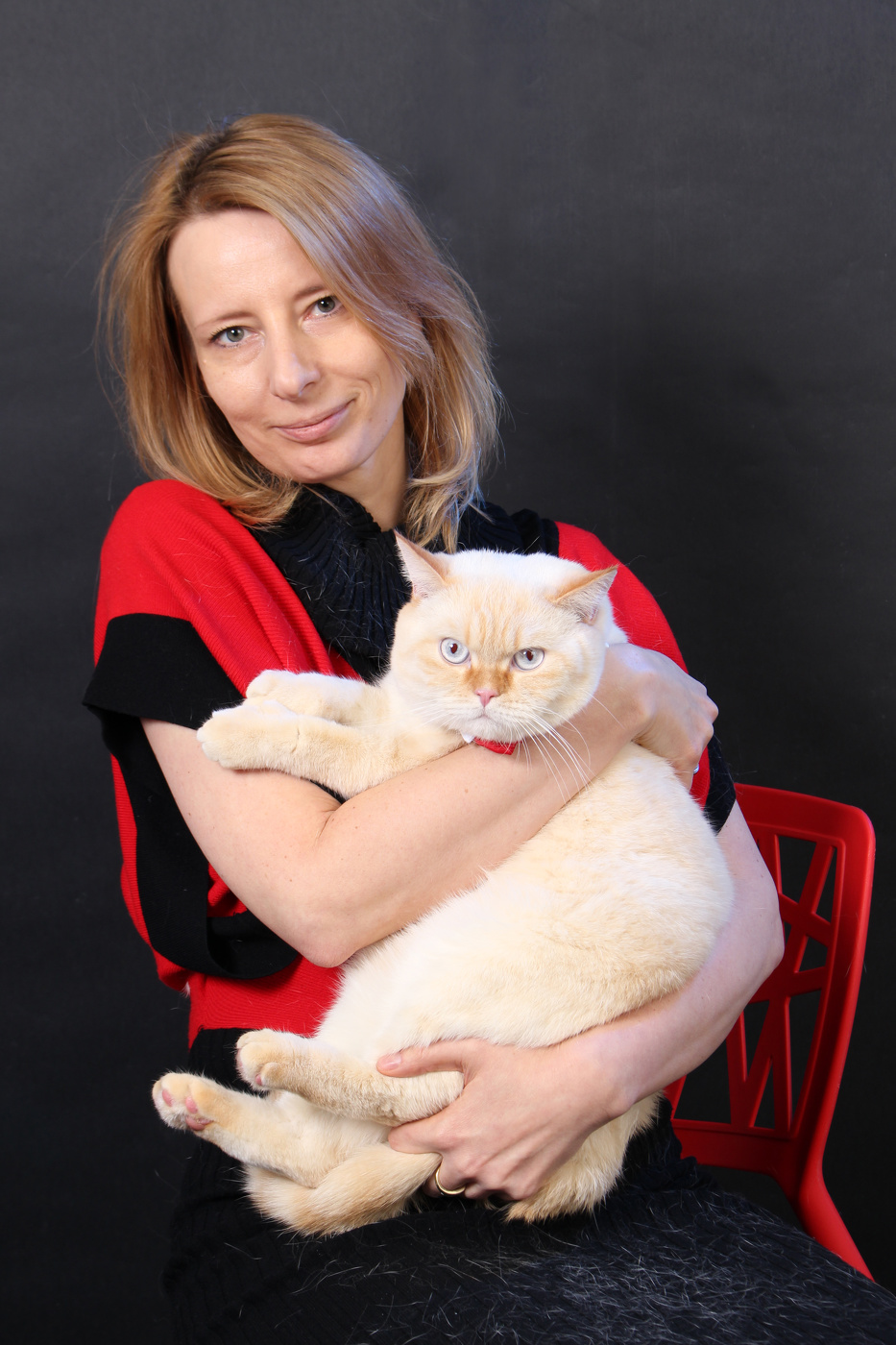 Mädchen mit einer Katze