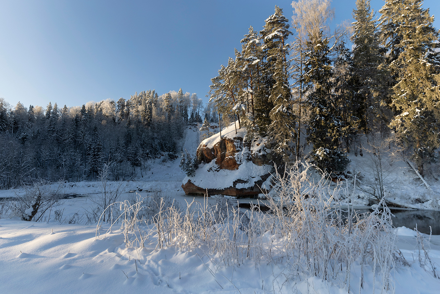 Sonnenaufgang über dem Fluss