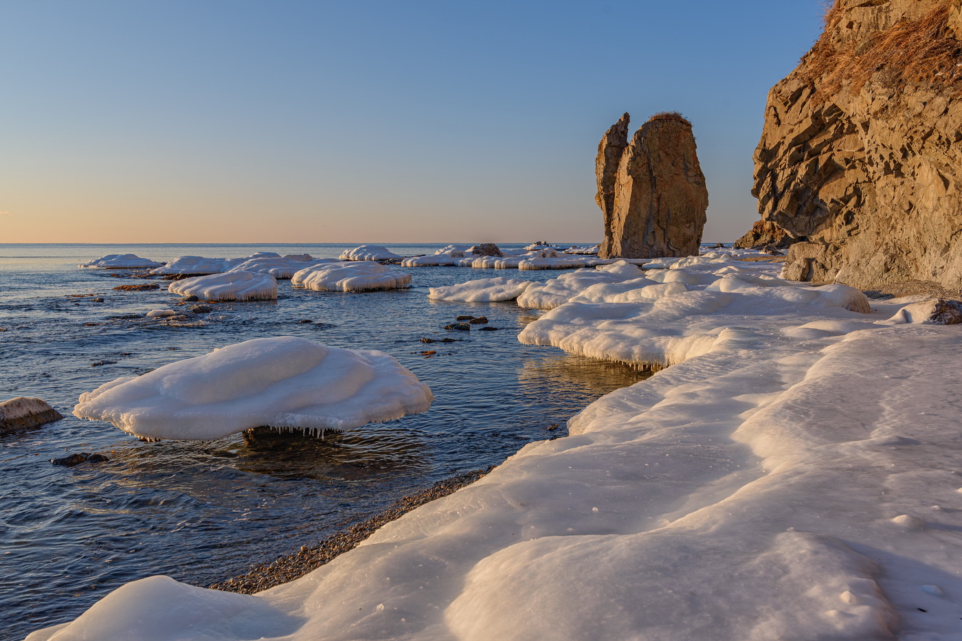 Sonnenaufgang über dem Fluss
