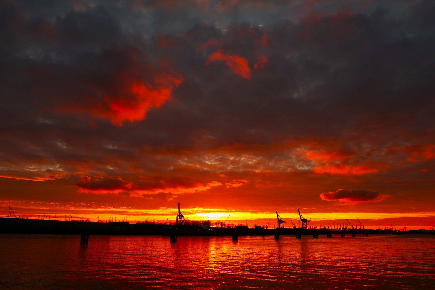 Sonnenuntergang auf der Elbe