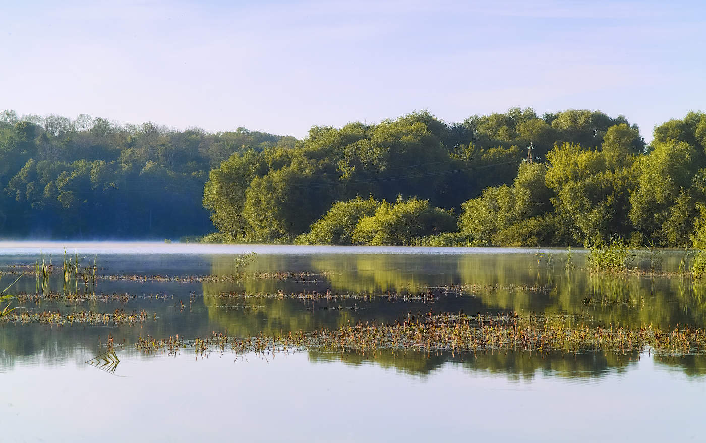 über die glatte Oberfläche des Flusses