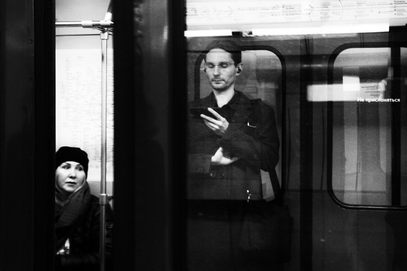 Nicht gegen die Türen lehnen