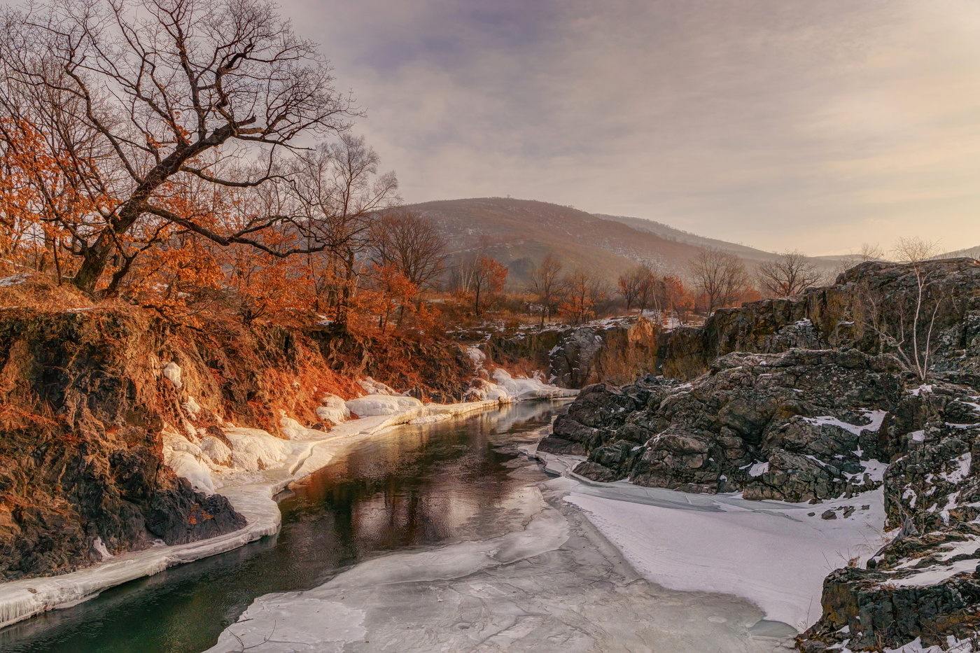 Sonnenaufgang über dem Fluss