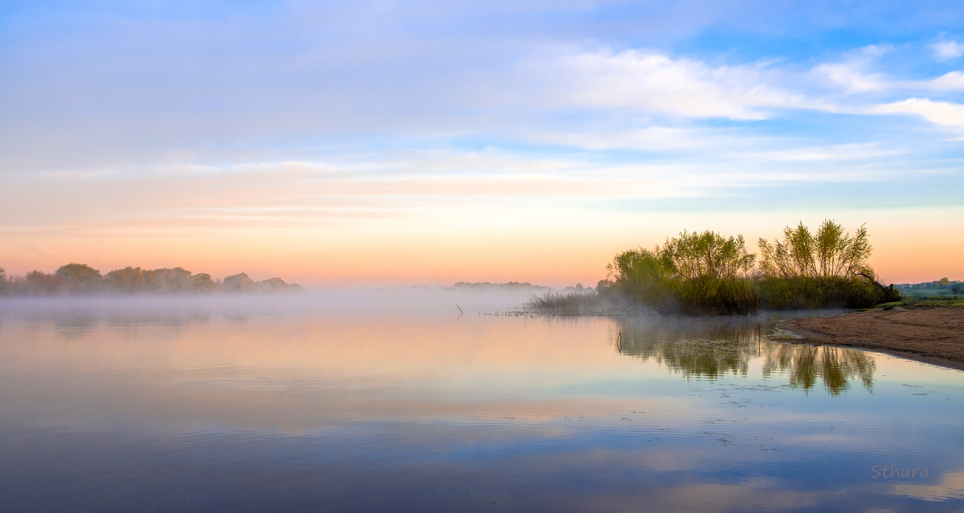 Dämmerung auf dem Fluss.