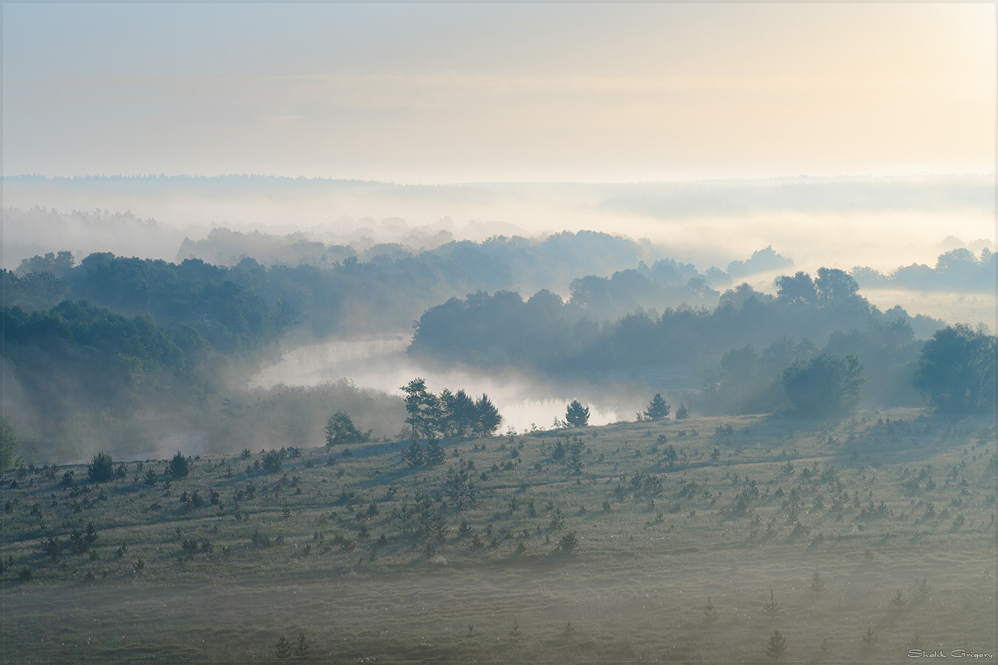 Nebel über dem Fluss