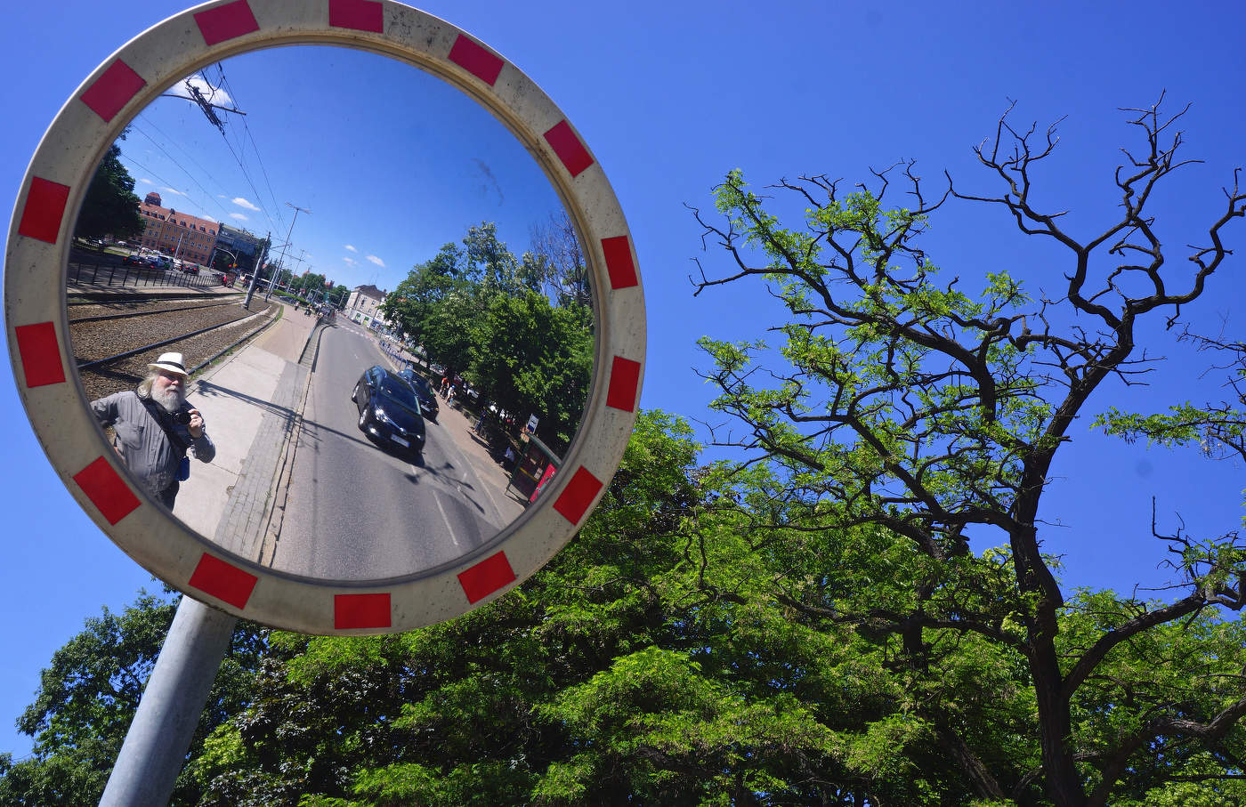 Warten auf die Straßenbahn