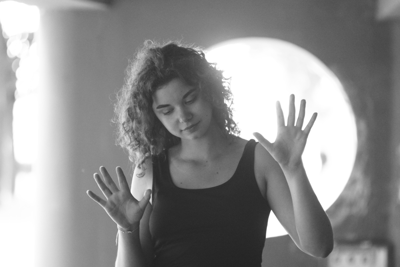 Unter dem blauen Himmel ist eine goldene Stadt