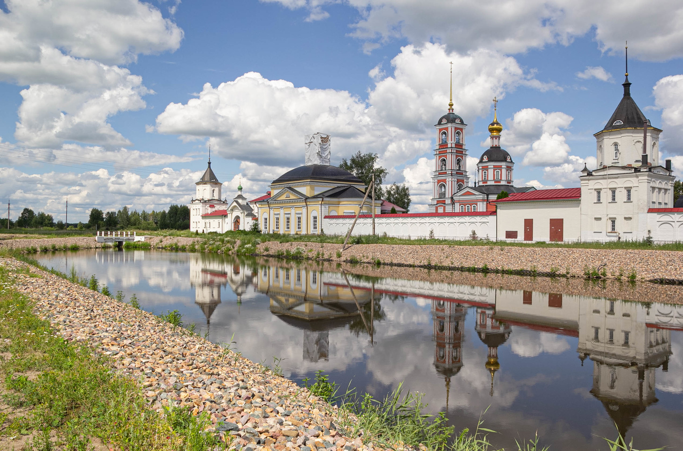 Spiegelähnliche Oberfläche