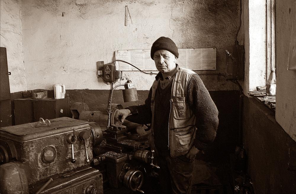 Der Mann an der Werkbank ..