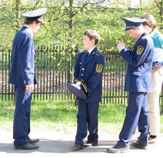 Warten auf einen Zug, oder zu lange Hosen