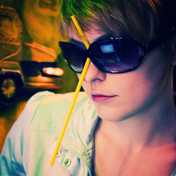 Kaffee durch einen Strohhalm