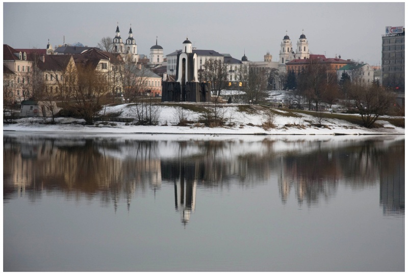 Blickte auf die Reflexion im Spiegel mehr ...