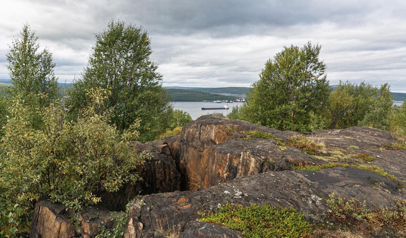 Auf dem felsigen Ufer